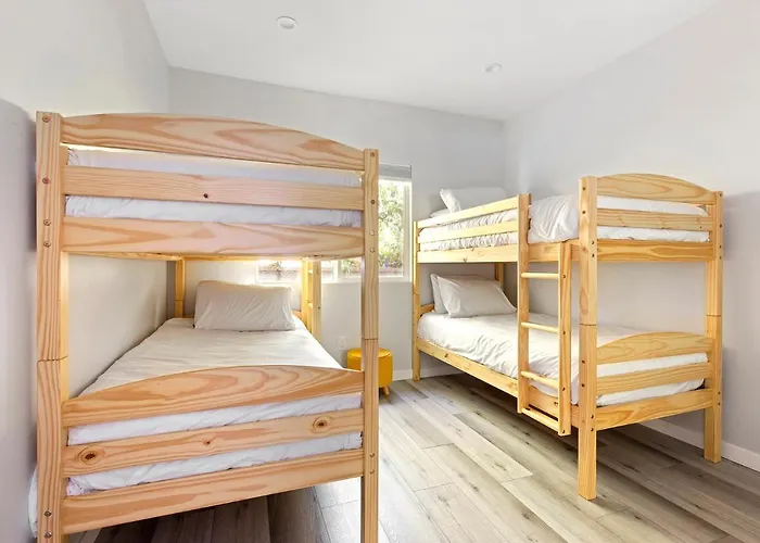Adorable 3 Bedroom With Jacuzzi & More